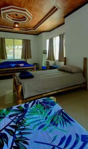 1 dormitorio con 2 camas en una habitación en Bamboo Garden Tourist Inn, en Carmen