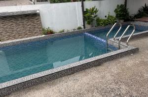 - une piscine avec deux rails métalliques au sol dans l'établissement Homestay Durian Belanda, à Jertih