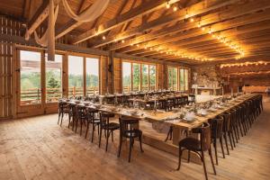 une grande salle de banquet avec de longues tables et chaises dans l'établissement Zámeček Waldsteinovo Zátiší, à Svatoslav