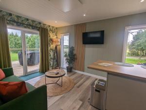 ein Wohnzimmer mit einem Sofa und einem Tisch in der Unterkunft Gosling Lodge in Durham