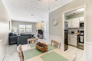 eine Küche und ein Wohnzimmer mit einem Tisch und Stühlen in der Unterkunft 2810 Ohio Avenue #4 in Amelia Island