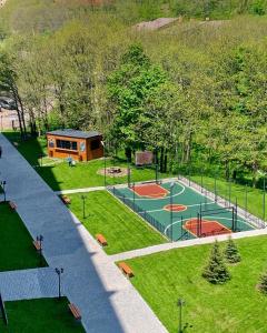 een luchtzicht op een park met twee tennisbanen bij Apartment #102 in aparthotel in Tsachkadzor