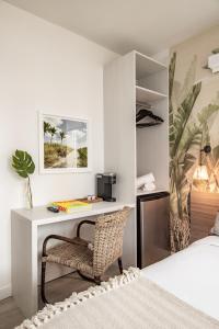 1 dormitorio con escritorio, silla y cama en Casa Ocean, en Miami Beach