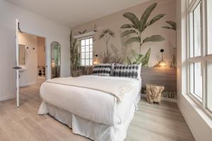 Un dormitorio con una cama grande y una pared con plantas. en Casa Ocean, en Miami Beach