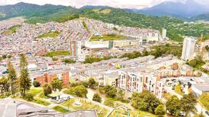 une vue aérienne d'une ville avec beaucoup de bâtiments dans l'établissement Av santander Apartaestudio premium, à Manizales