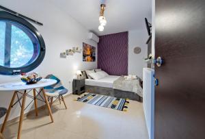 een kleine slaapkamer met een bed en een tafel bij Central & Riverfront Room in Edessa