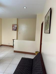 - un salon avec un canapé et un mur dans l'établissement JMC Residence 3, à Tagbilaran
