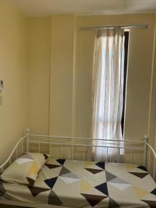 - une chambre avec un lit et une fenêtre dans l'établissement JMC Residence 3, à Tagbilaran