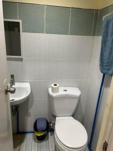La salle de bains est pourvue de toilettes et d'un lavabo. dans l'établissement JMC Residence 3, à Tagbilaran