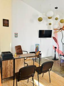 uma sala de estar com cadeiras, uma mesa e uma televisão em Departamento para vacacionar em Tepic