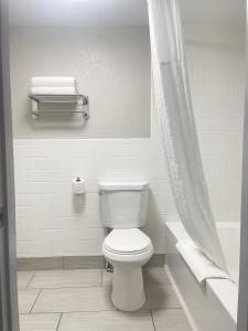 Vannituba majutusasutuses Days Inn & Suites by Wyndham Spokane
