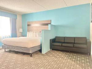 Istumisnurk majutusasutuses Days Inn & Suites by Wyndham Spokane