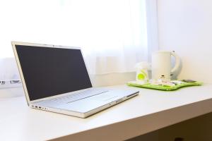 a laptop computer sitting on top of a counter at Campanile Béziers A9/A75 in Béziers