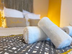 two rolled up towels on top of a bed at Le Mexico - hyper centre & parking in Montaigu-Vendée