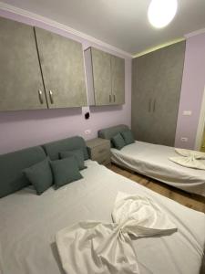 Zimmer mit 2 Betten und Schränken in der Unterkunft Apartment Shkoder in Shkodra