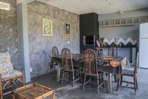 Un comedor con mesa y sillas en Recanto Dom José, en Peruíbe