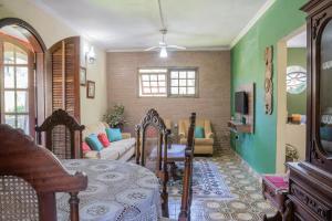 una sala de estar con un sofá y una mesa en Recanto Dom José, en Peruíbe