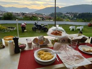 einen Tisch mit Essen drauf mit Blick auf die Berge in der Unterkunft B&B La Fenice sul Lago in Villongo SantʼAlessandro