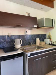 eine Küche mit Spüle und Herd in der Unterkunft La casita de Greis in La Unión + 4 Fotos