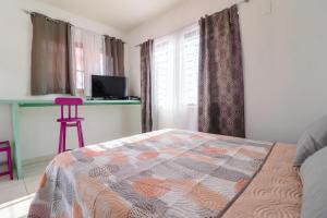 um quarto com uma cama, uma mesa e um banco em Habitación Privada en Zona Dorada em Mazatlán