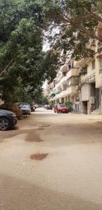 eine Straße mit am Straßenrand geparkt in der Unterkunft ٣٥ شارع المشتل تقسيم الشيشيني كورنيش المعادي مستشفىالسلام الدولي والنيل بدراوي وجنين in Kairo