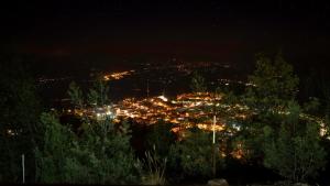 - une vue sur la ville la nuit avec des lumières dans l'établissement Centro Turístico Inti Wasi, à Saraguro