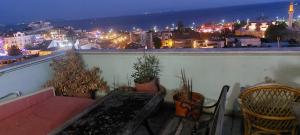 イスタンブールにあるNisa Apart Sultanahmetの- 市街の景色を望むバルコニー(夜間)