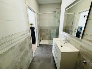 Ένα μπάνιο στο City Heart Alicante Studio Apartment - Castle View