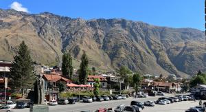 Üldine mäevaade või majutusasutusest Hotel Stancia Kazbegi - City Center pildistatud vaade