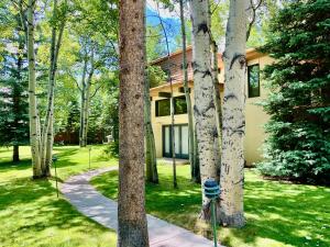 einen Hydranten vor einem Haus mit Bäumen in der Unterkunft Aspen West End Sanctuary 4878 sf. in Aspen