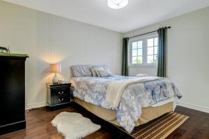 a bedroom with a bed and a window at Luxury Home In Castlemore Brampton in Brampton