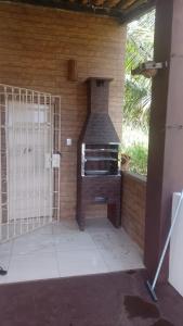 un horno de ladrillo en un patio con una puerta en Casa Olivença en Olivença