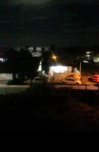 un camión estacionado en un estacionamiento por la noche en Casa Olivença en Olivença