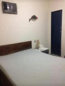 1 dormitorio con 1 cama con un pez en la pared en Casa Olivença en Olivença