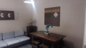 sala de estar con sofá y mesa en Casa Olivença en Olivença