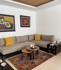a living room with a couch and a table at Appartement luxueux haut Agdal in Rabat