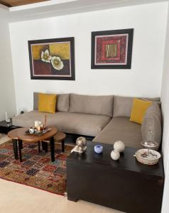 sala de estar con sofá y mesa en Appartement luxueux haut Agdal, en Rabat