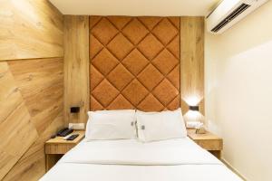 Postel nebo postele na pokoji v ubytování O Rooms Near Mumbai international Airport
