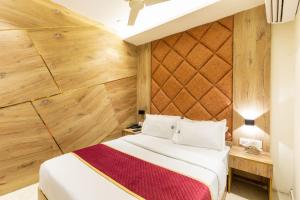 Postel nebo postele na pokoji v ubytování O Rooms Near Mumbai international Airport