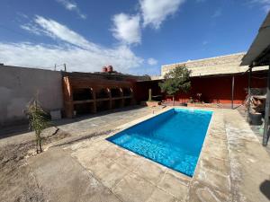 una piscina en el patio trasero de una casa en Apart Hotel Del Sol in 
