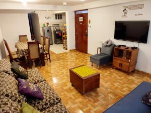 Una sala de estar con sofás y un televisor de pantalla plana. en Antarki Apartment, en Cusco 15 fotos más