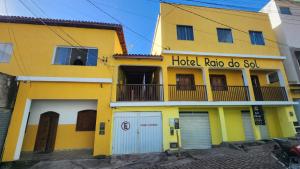 un edificio amarillo con las palabras hotel radio do son en Hotel Raio do Sol en Ibicoara