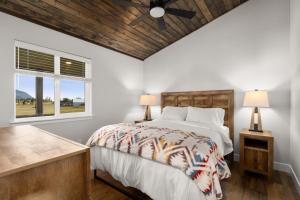 1 dormitorio con cama y ventana en The Kabins en Columbia Falls