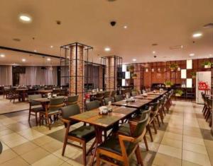 une grande salle à manger avec tables et chaises dans l'établissement Flat Funcional em frente ao Aeroporto de Congonhas, à São Paulo