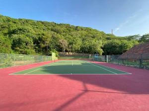 een tennisbaan met bij Casa el Susurro - Barranquilla, Tubará in Tubará