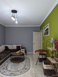 sala de estar con sofá y mesa en Downtown Retreat "Spiranca" en Tirana