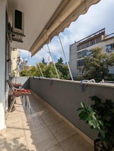 - Balcón con silla y vistas a un edificio en Downtown Retreat "Spiranca" en Tirana