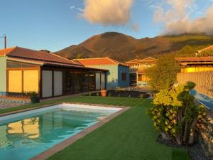 een huis met een zwembad in een tuin bij Mirador Azul in El Paso