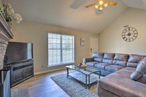 uma sala de estar com um sofá e uma televisão de ecrã plano em Lawrenceville Abode Near Shopping and Parks! em Lawrenceville