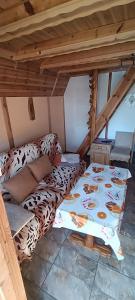 een kamer met een bed met luipaardprint lakens bij Domek pod lasem in Maniowy